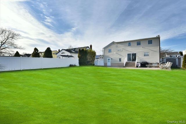 359 Park Lane, Massapequa Park, NY 11762