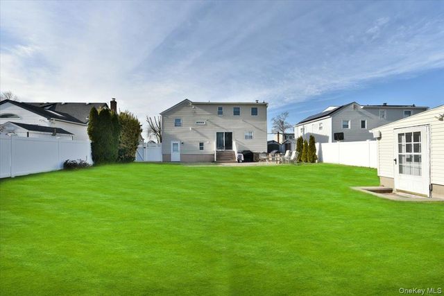 359 Park Lane, Massapequa Park, NY 11762