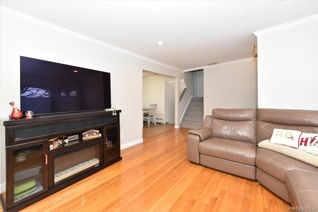 359 Park Lane, Massapequa Park, NY 11762