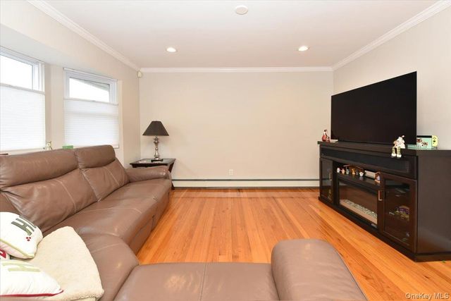 359 Park Lane, Massapequa Park, NY 11762