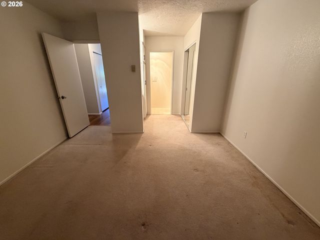 86 KINGSGATE Rd F104, Lake Oswego, OR 97035