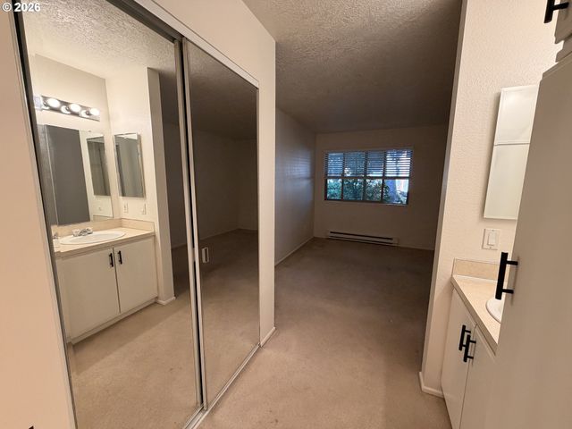 86 KINGSGATE Rd F104, Lake Oswego, OR 97035