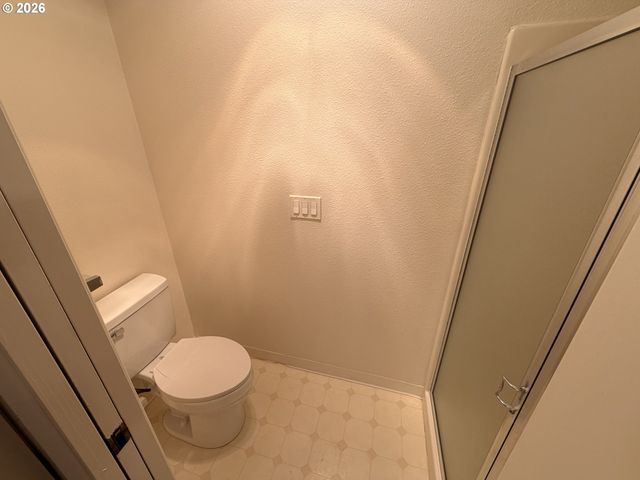 86 KINGSGATE Rd F104, Lake Oswego, OR 97035