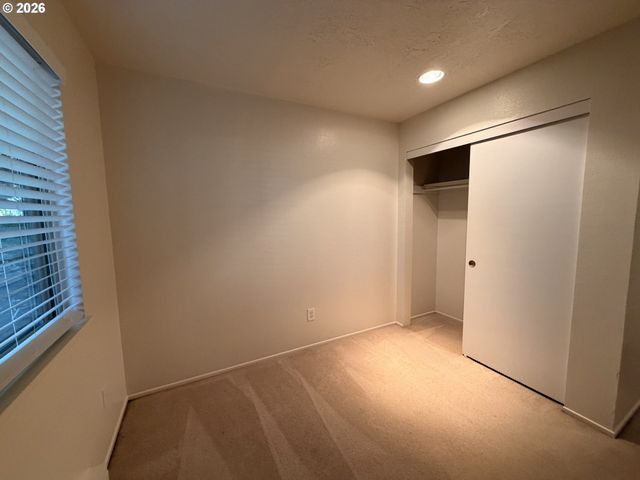 86 KINGSGATE Rd F104, Lake Oswego, OR 97035