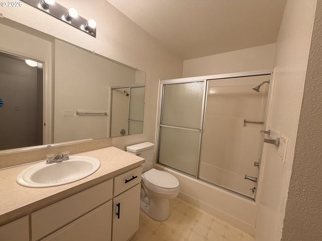 86 KINGSGATE Rd F104, Lake Oswego, OR 97035