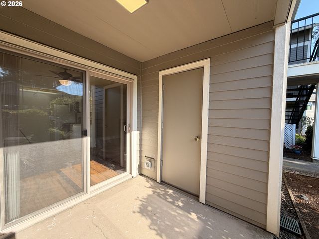 86 KINGSGATE Rd F104, Lake Oswego, OR 97035