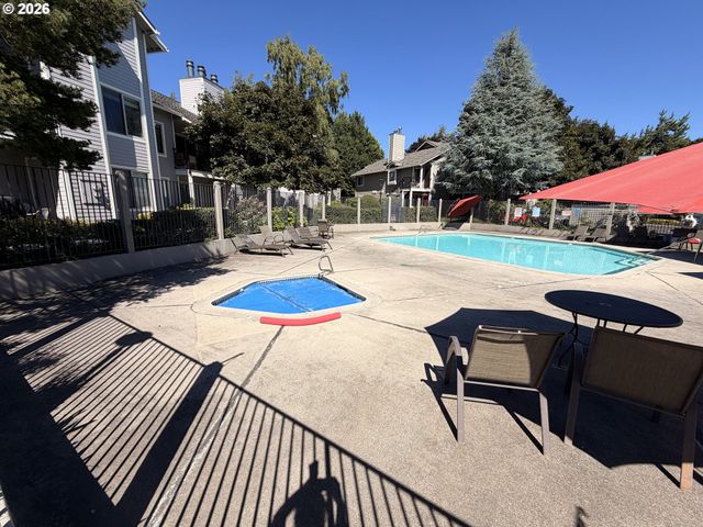 86 KINGSGATE Rd F104, Lake Oswego, OR 97035
