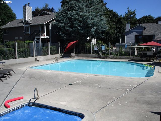 86 KINGSGATE Rd F104, Lake Oswego, OR 97035