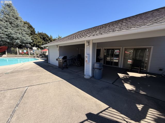 86 KINGSGATE Rd F104, Lake Oswego, OR 97035