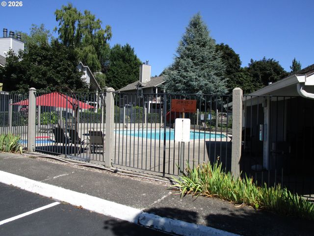86 KINGSGATE Rd F104, Lake Oswego, OR 97035