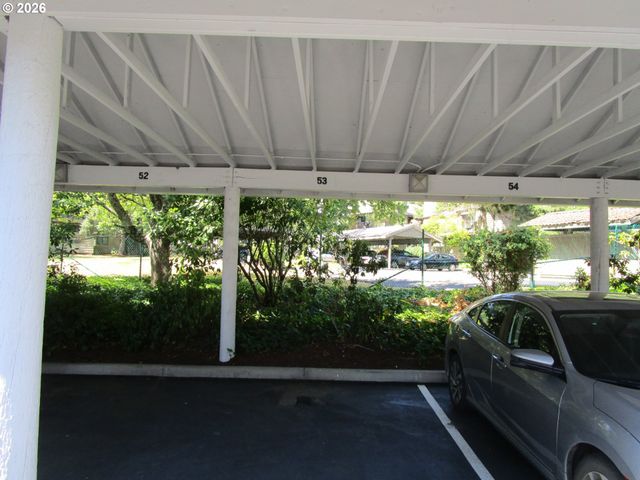 86 KINGSGATE Rd F104, Lake Oswego, OR 97035