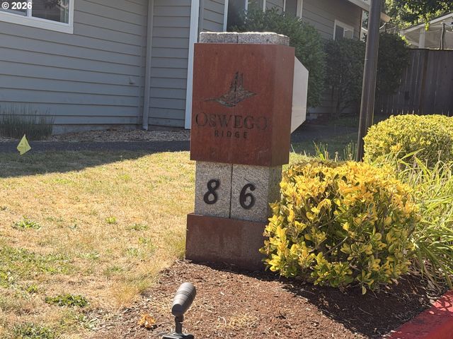86 KINGSGATE Rd F104, Lake Oswego, OR 97035