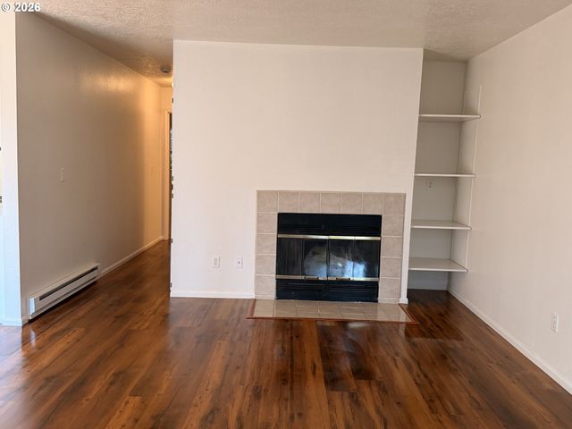 86 KINGSGATE Rd F104, Lake Oswego, OR 97035