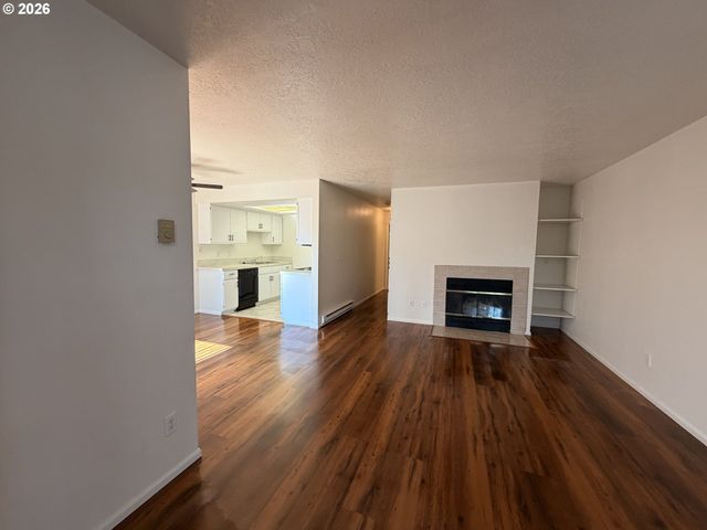 86 KINGSGATE Rd F104, Lake Oswego, OR 97035