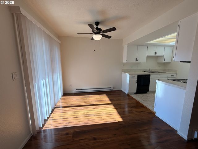 86 KINGSGATE Rd F104, Lake Oswego, OR 97035