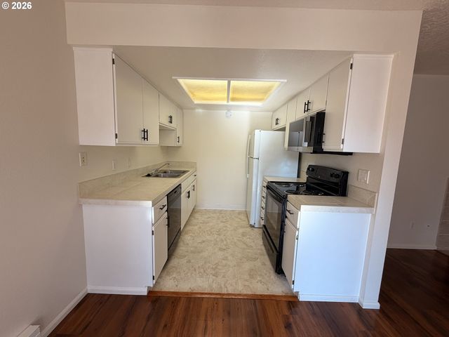 86 KINGSGATE Rd F104, Lake Oswego, OR 97035