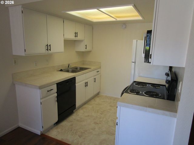 86 KINGSGATE Rd F104, Lake Oswego, OR 97035