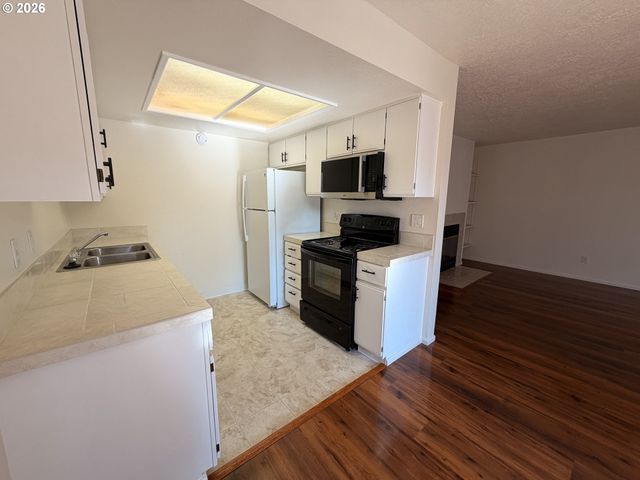 86 KINGSGATE Rd F104, Lake Oswego, OR 97035