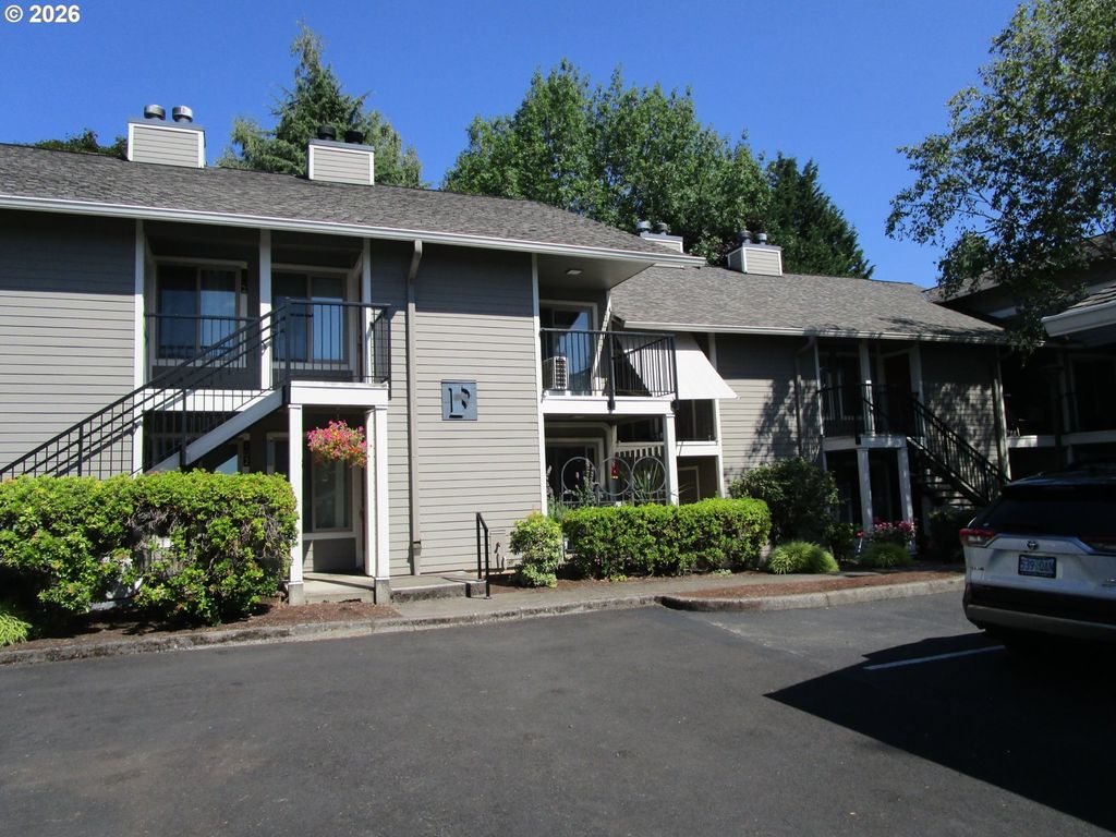 86 KINGSGATE Rd F104, Lake Oswego, OR 97035