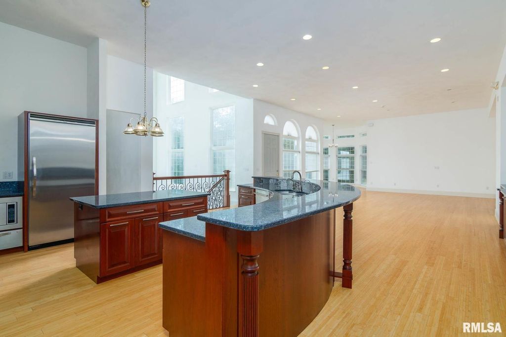 Image 11 of property listing at 12 Clear Lake Drive, Centralia, IL 62081