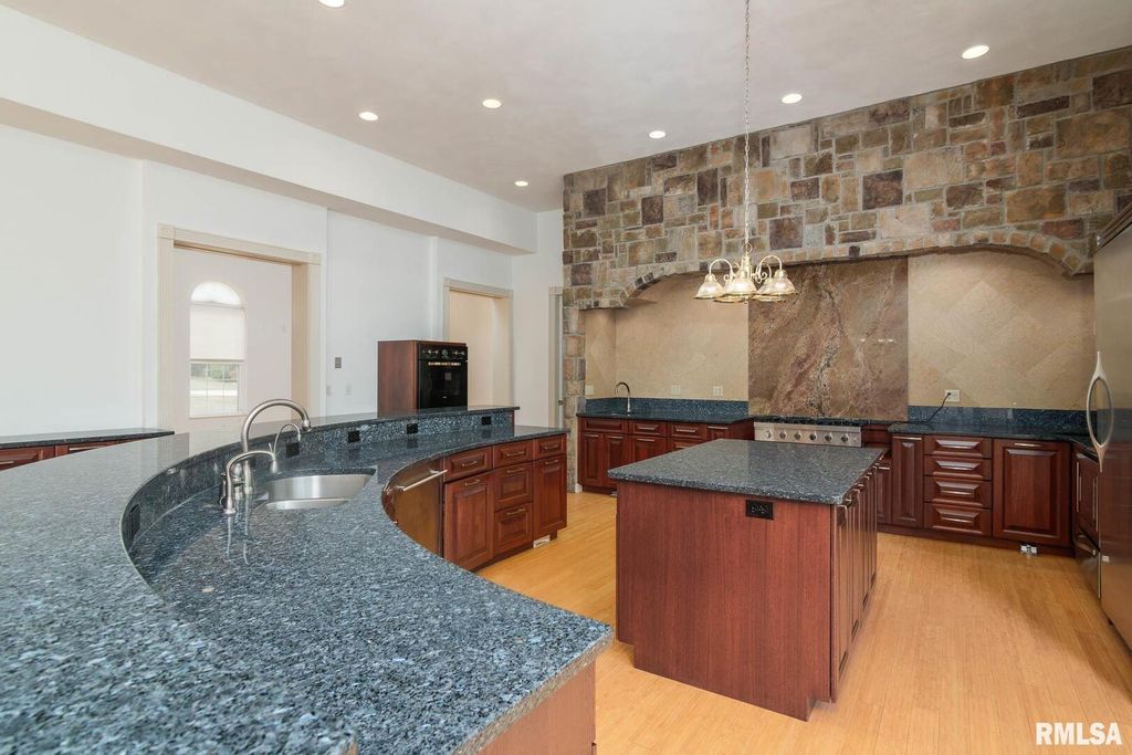 Image 12 of property listing at 12 Clear Lake Drive, Centralia, IL 62081