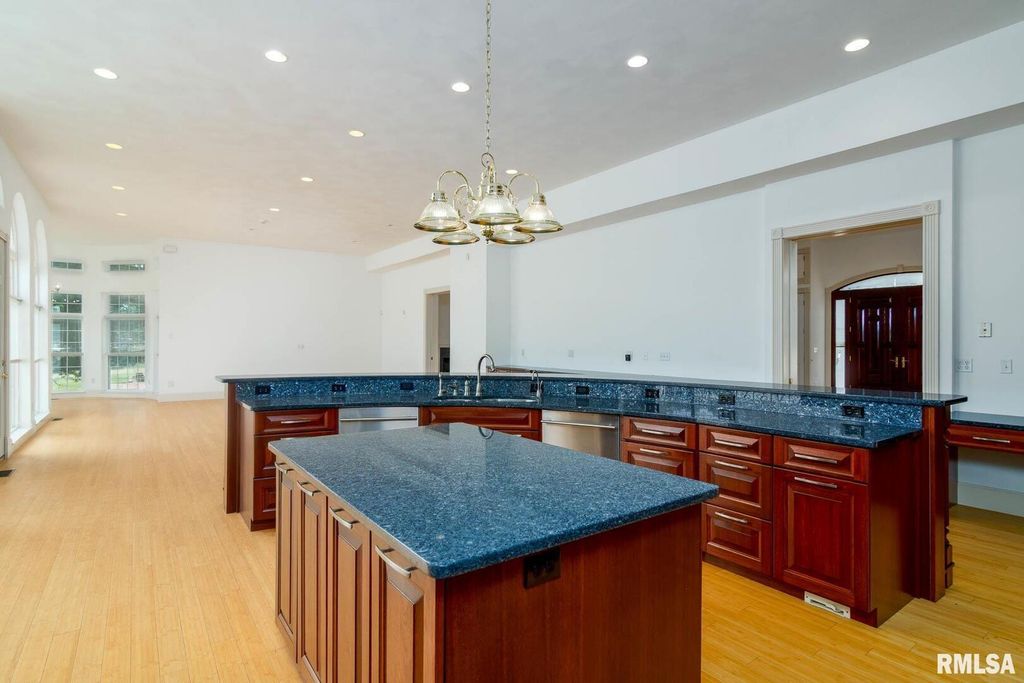 Image 13 of property listing at 12 Clear Lake Drive, Centralia, IL 62081