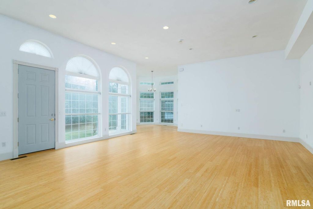 Image 14 of property listing at 12 Clear Lake Drive, Centralia, IL 62081