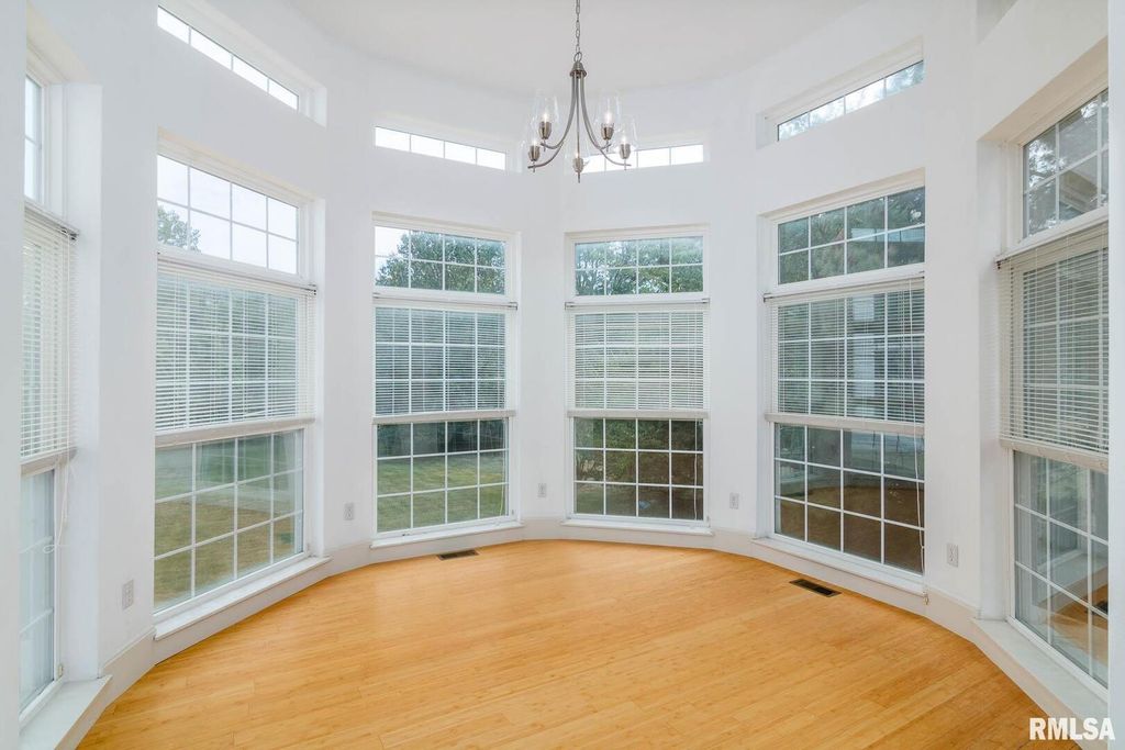 Image 15 of property listing at 12 Clear Lake Drive, Centralia, IL 62081