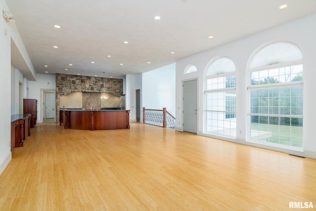 Image 16 of property listing at 12 Clear Lake Drive, Centralia, IL 62081