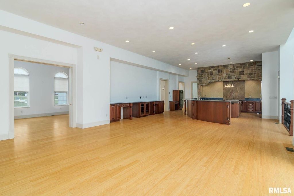 Image 17 of property listing at 12 Clear Lake Drive, Centralia, IL 62081