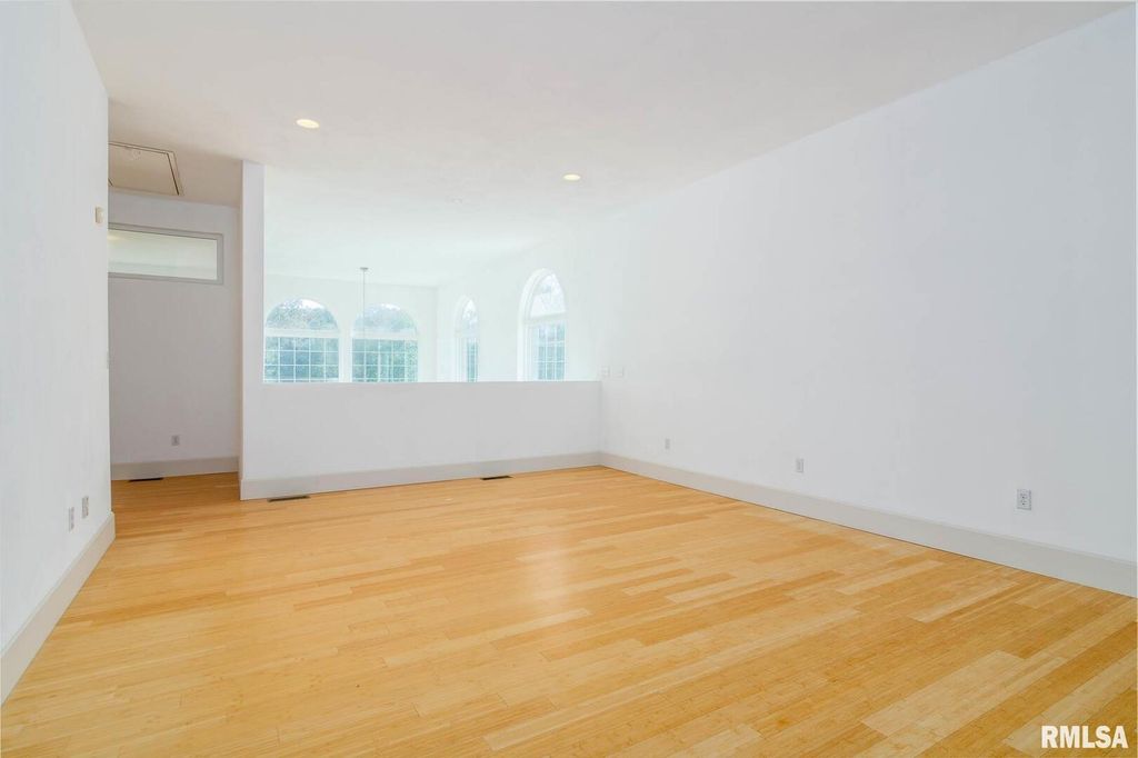 Image 19 of property listing at 12 Clear Lake Drive, Centralia, IL 62081