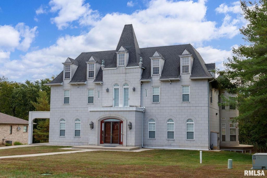 Image 3 of property listing at 12 Clear Lake Drive, Centralia, IL 62081