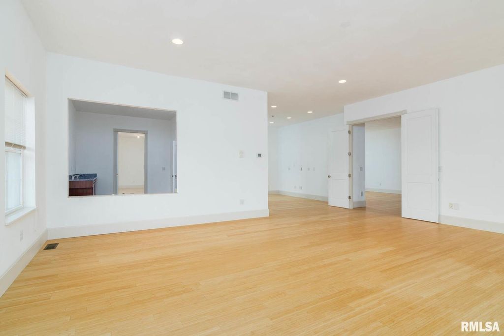 Image 21 of property listing at 12 Clear Lake Drive, Centralia, IL 62081