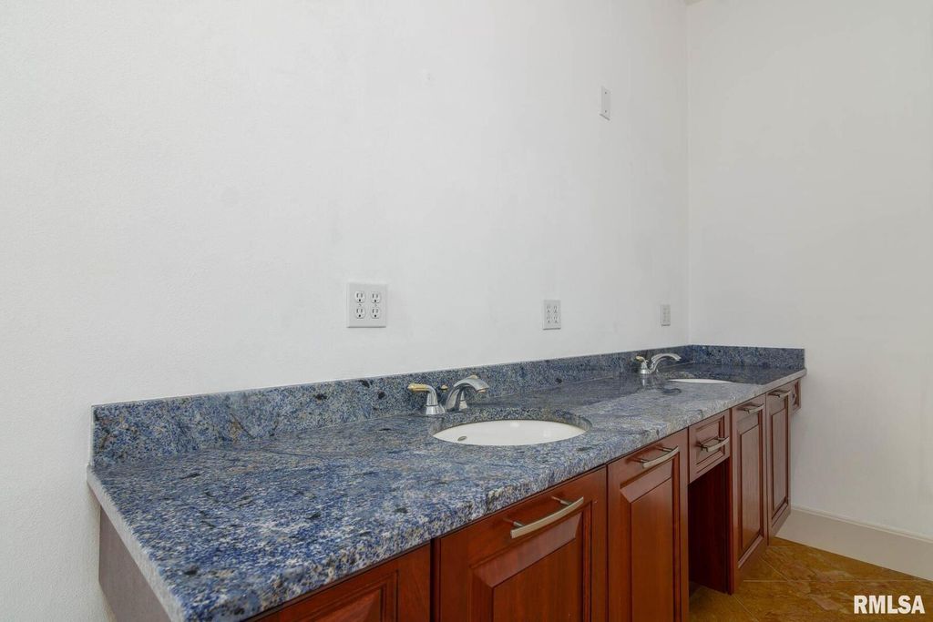 Image 23 of property listing at 12 Clear Lake Drive, Centralia, IL 62081