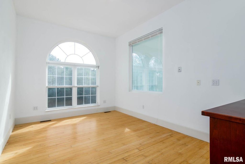 Image 24 of property listing at 12 Clear Lake Drive, Centralia, IL 62081