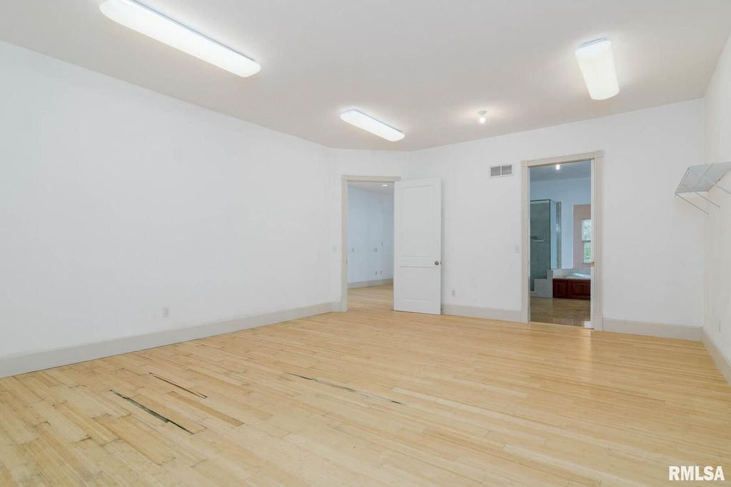 Image 27 of property listing at 12 Clear Lake Drive, Centralia, IL 62081