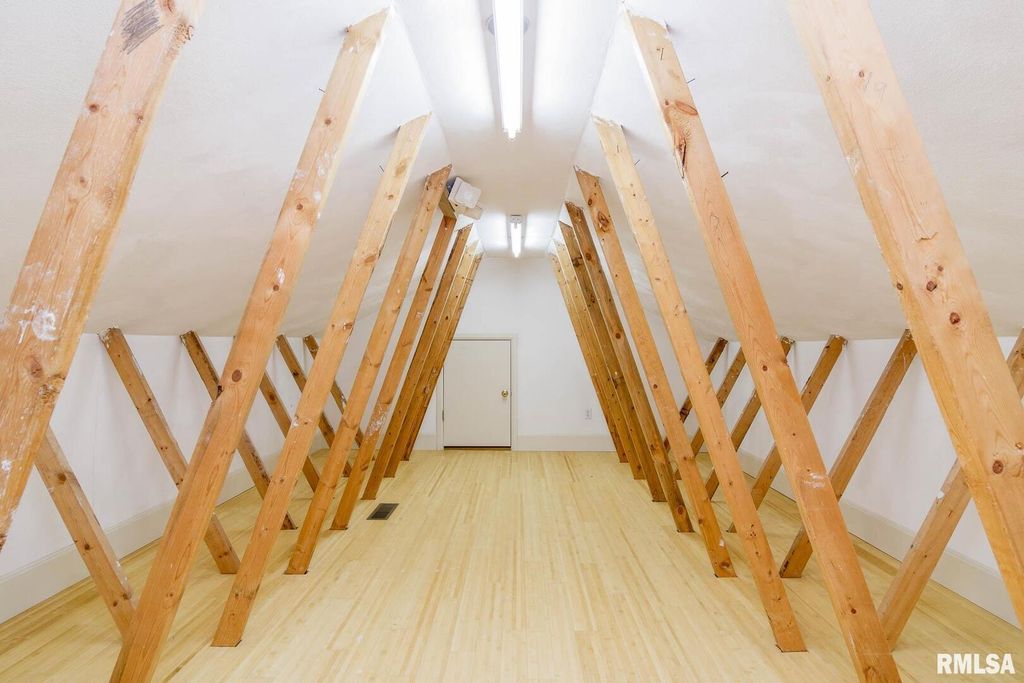 Image 28 of property listing at 12 Clear Lake Drive, Centralia, IL 62081