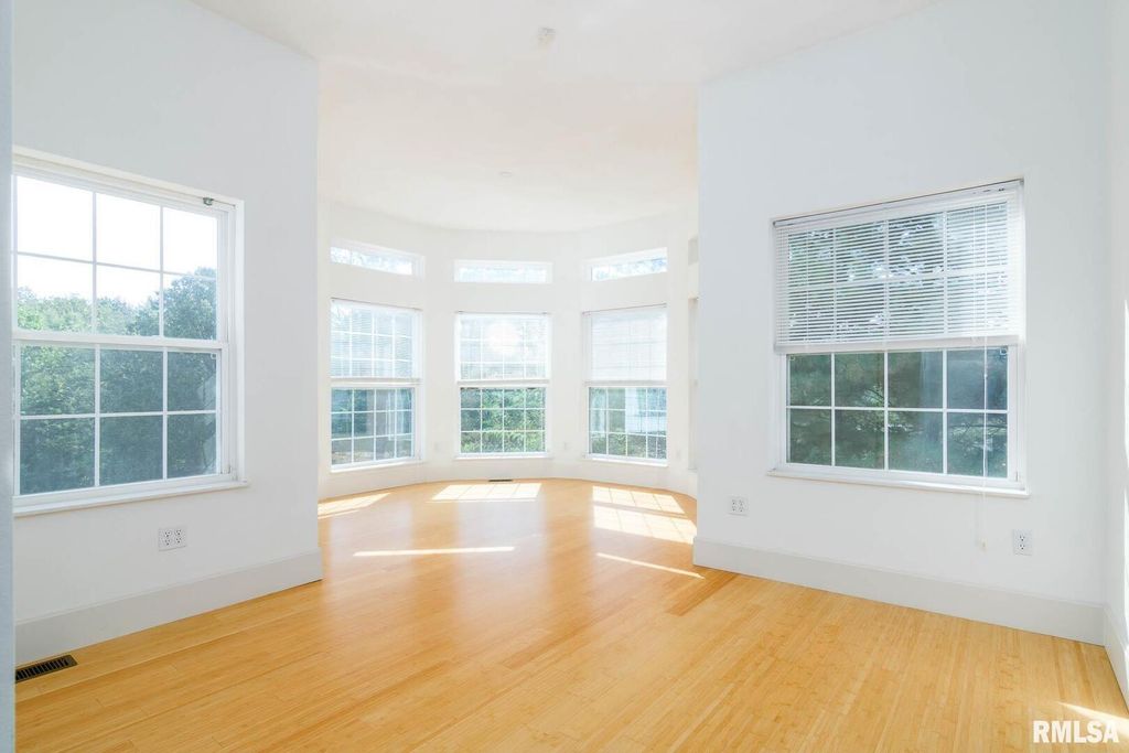 Image 29 of property listing at 12 Clear Lake Drive, Centralia, IL 62081