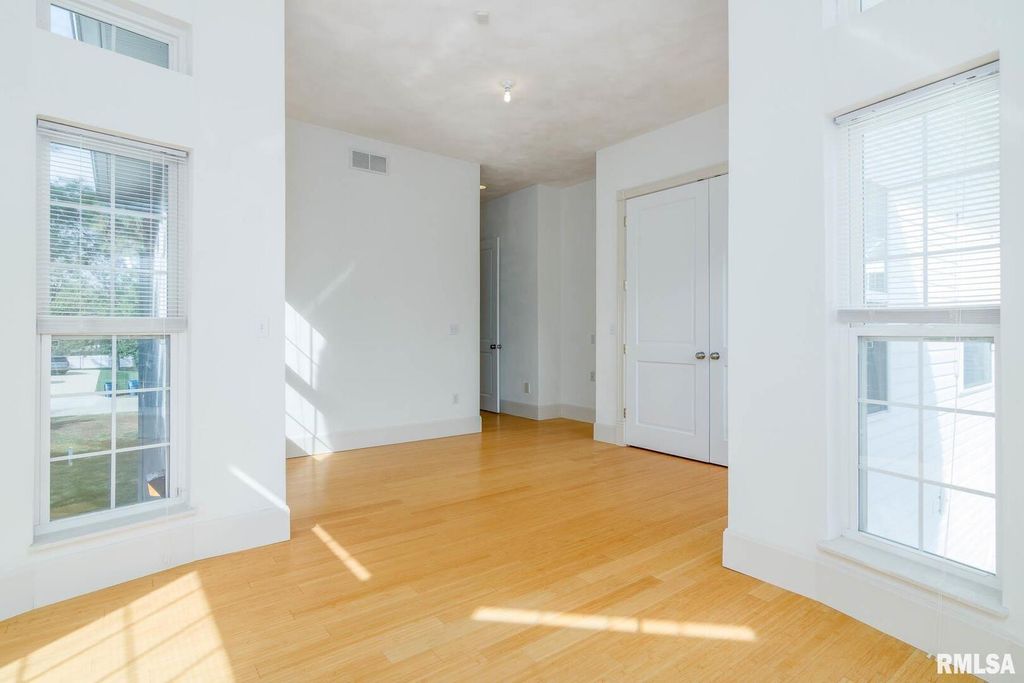 Image 30 of property listing at 12 Clear Lake Drive, Centralia, IL 62081