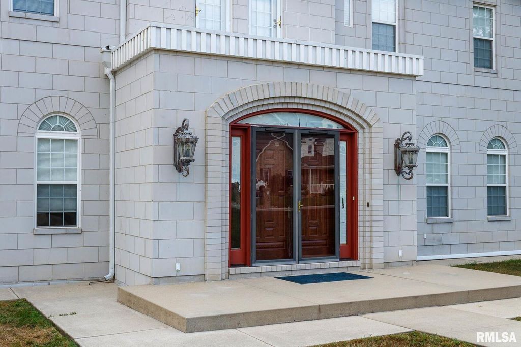 Image 4 of property listing at 12 Clear Lake Drive, Centralia, IL 62081