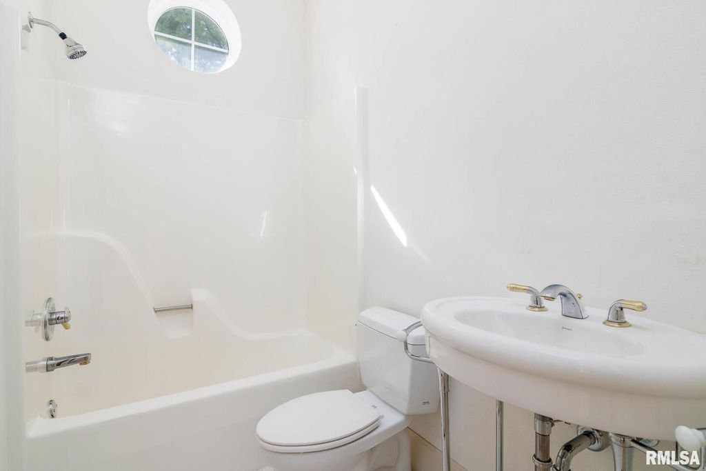 Image 31 of property listing at 12 Clear Lake Drive, Centralia, IL 62081