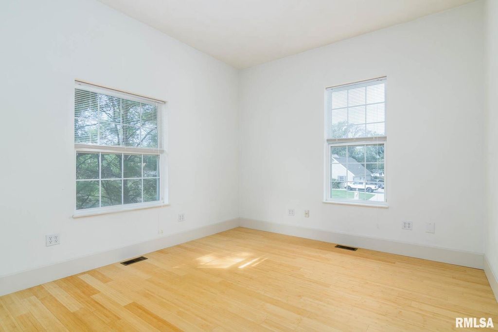 Image 32 of property listing at 12 Clear Lake Drive, Centralia, IL 62081