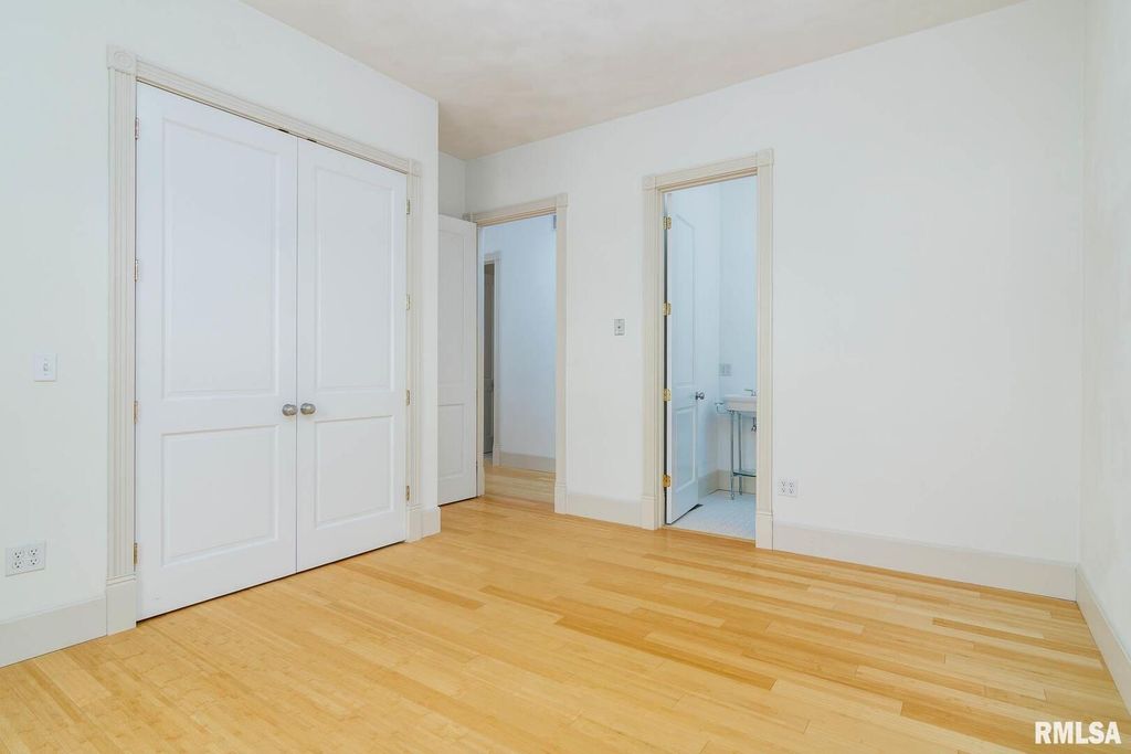 Image 33 of property listing at 12 Clear Lake Drive, Centralia, IL 62081