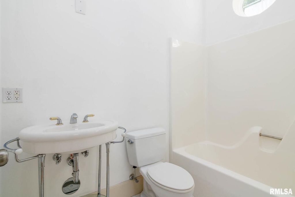 Image 34 of property listing at 12 Clear Lake Drive, Centralia, IL 62081