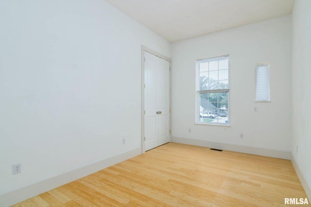 Image 35 of property listing at 12 Clear Lake Drive, Centralia, IL 62081