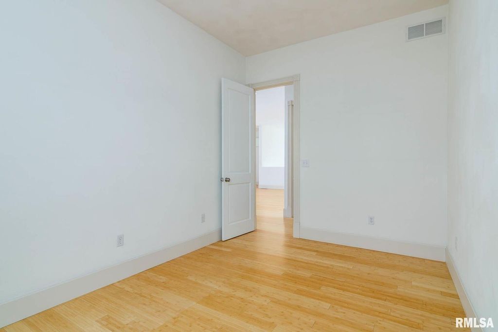 Image 36 of property listing at 12 Clear Lake Drive, Centralia, IL 62081