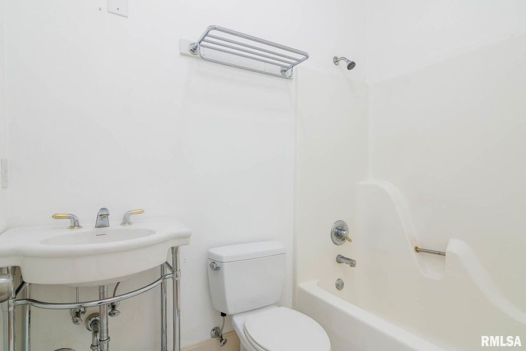 Image 37 of property listing at 12 Clear Lake Drive, Centralia, IL 62081