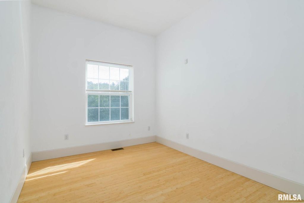 Image 38 of property listing at 12 Clear Lake Drive, Centralia, IL 62081