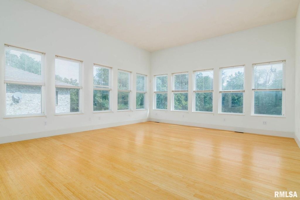 Image 39 of property listing at 12 Clear Lake Drive, Centralia, IL 62081