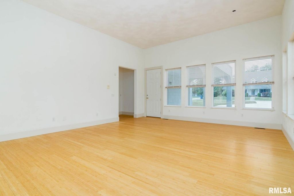 Image 40 of property listing at 12 Clear Lake Drive, Centralia, IL 62081